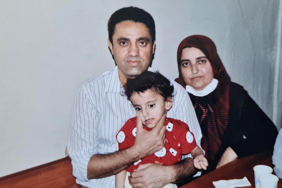 % 98 bedensel engelli Hatice'nin (7) babası tutuklanalı 7 yıl oldu. Annesi 10 aydır böbrek nakli için hastanede sıra bekliyor. Durumu ağır.

Böyle özel bir çocuğa bu haksızlığı yapmayın, yapmayın, yapmayın. Siz de evladınızla imtihan olursunuz.

Cezaevinde 9AylıkBebekVar