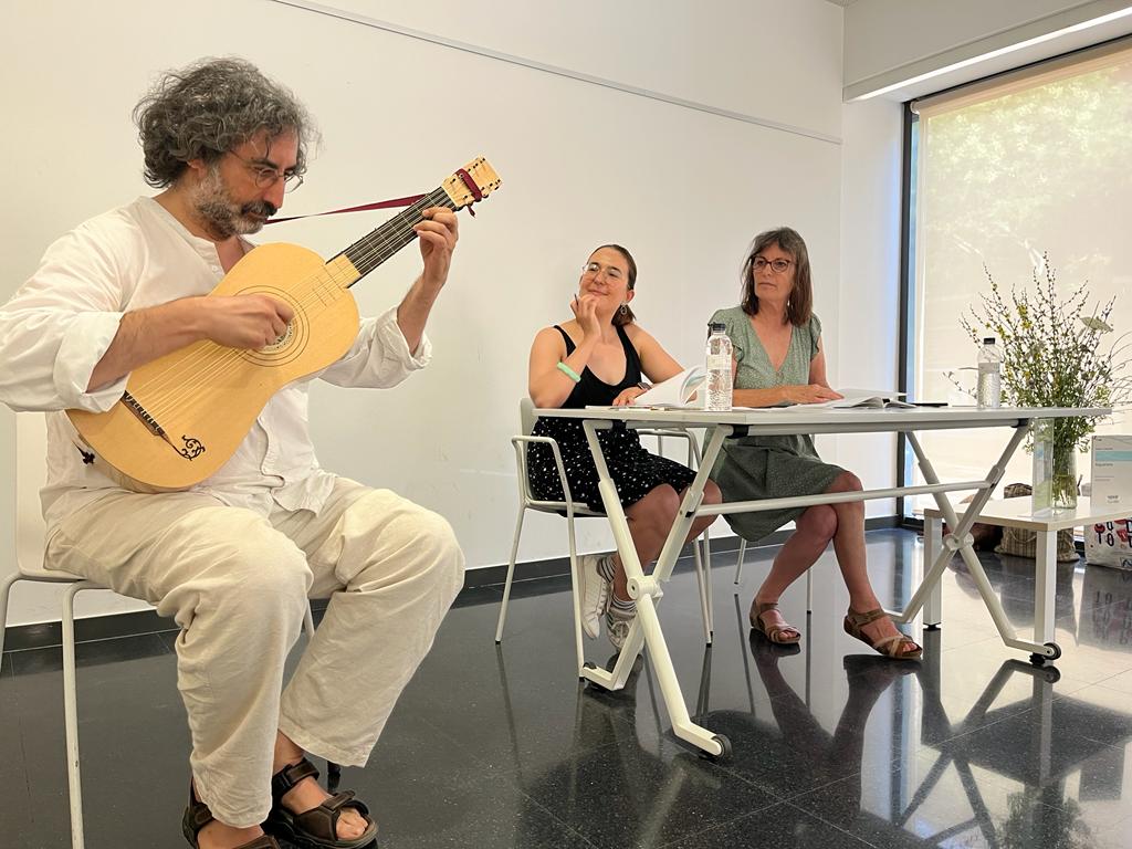 bmanresaab's tweet photo. Magnífica presentació del poemari “Aiguaneix” de @PoesiaPagesEd de @roser_cabaces 🙌 ❤️ a càrrec de la @LauraBasagana 🙌❤️ i acompanyats de la música de la guitarra barroca del #santifigueras 🙌😍 Un gran plaer! 😊

#estiuxbm #estiualabiblioteca #poesia #manresa #bibliotequesxbm https://t.co/88ekGci0Zy