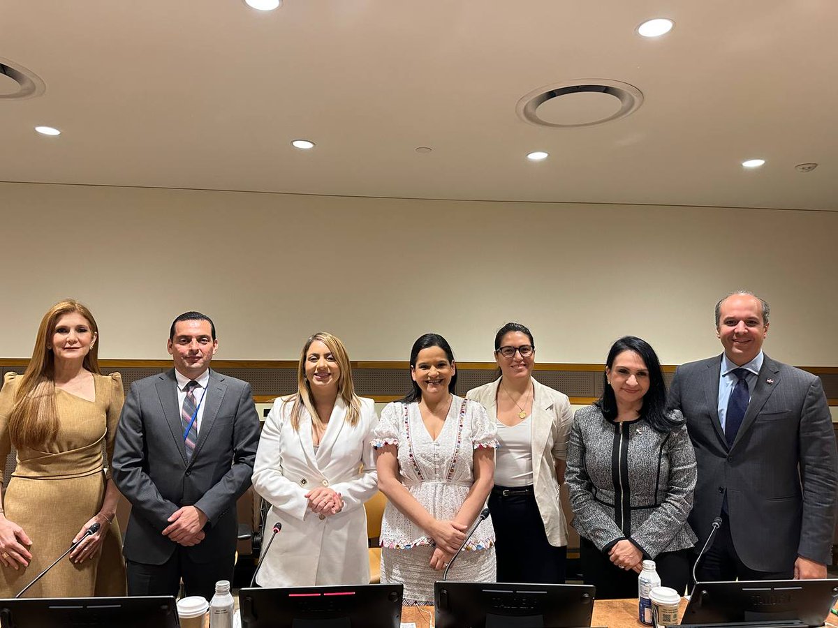 GloriaReyesG's tweet photo. Que orgullo es representar al Gobierno dominicano en el panel “Iniciativas de Desarrollo Social para el Cumplimiento de los ODS”, exponiendo las iniciativas, logros y aprendizajes importantes que hemos alcanzando desde @SuperateRDO en materia de políticas sociales. https://t.co/0mkVybZRWC