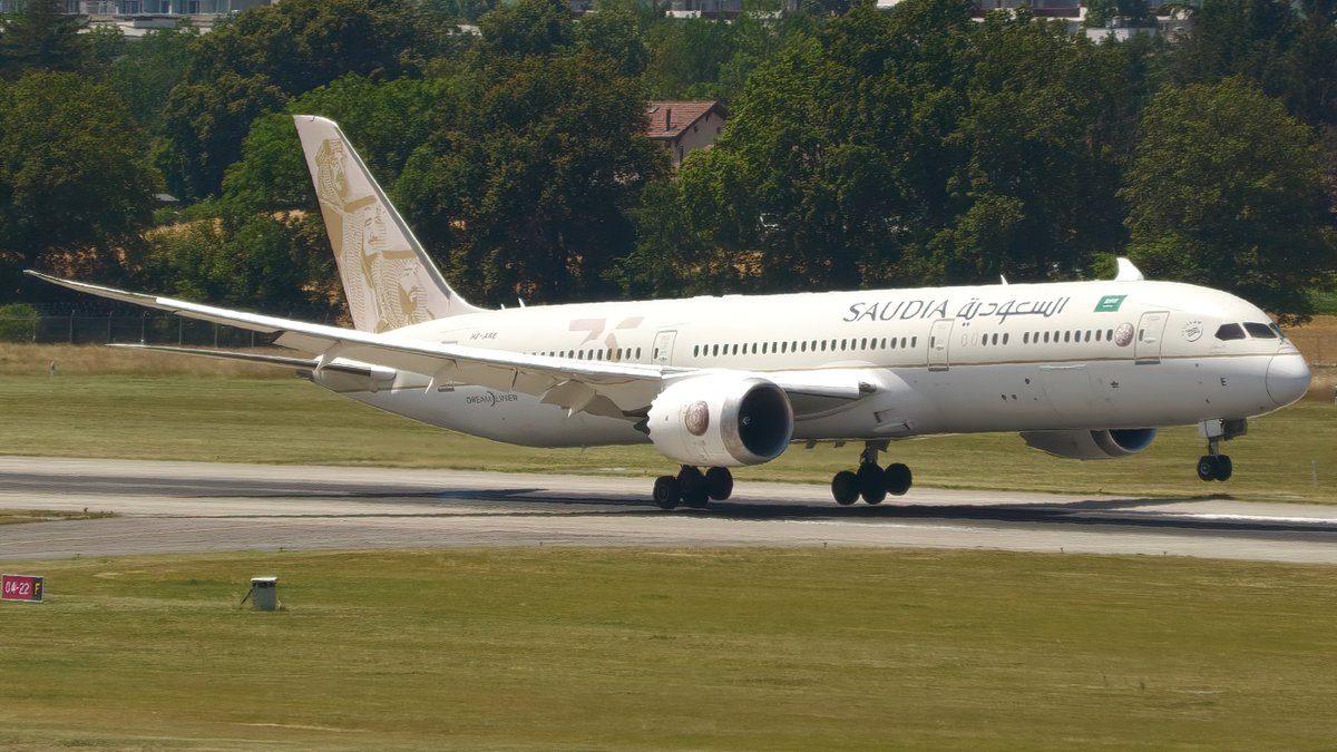 GvaSpotter's tweet photo. Also uploaded last week is this Saudia Dreamliner in 75 years special livery !

Video: https://t.co/WflgkYmWER https://t.co/ak6L7xR0D8