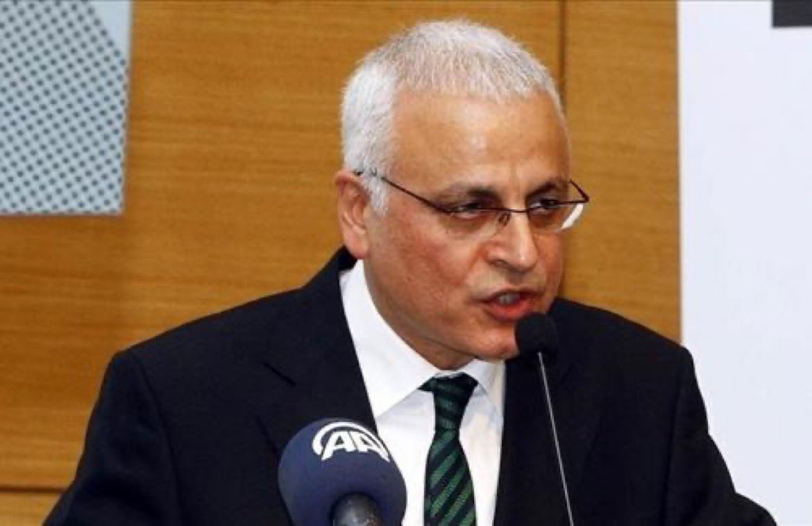 8 anni e 2 mesi di reclusione per Merdan #Yanardağ, #giornalista, #scrittore e #presentatore televisivo. Fu già arrestato una prima volta dopo il colpo di stato militare del 12 settembre 1980, quando frequentava l'ultimo anno dell'università.
In #Turchia l’attività di giornalista