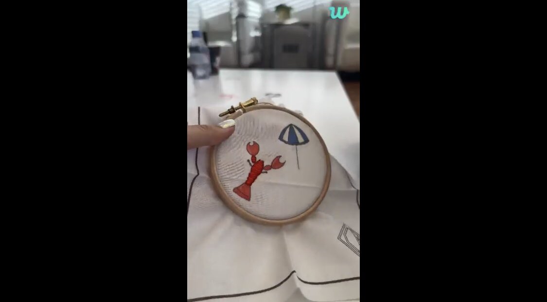 BLACKPINKGLOBAL's tweet image. #ROSÉ 🫱🏻‍🫲🏼 #LISA embroidery 101 🧵🪡

@BLACKPINK