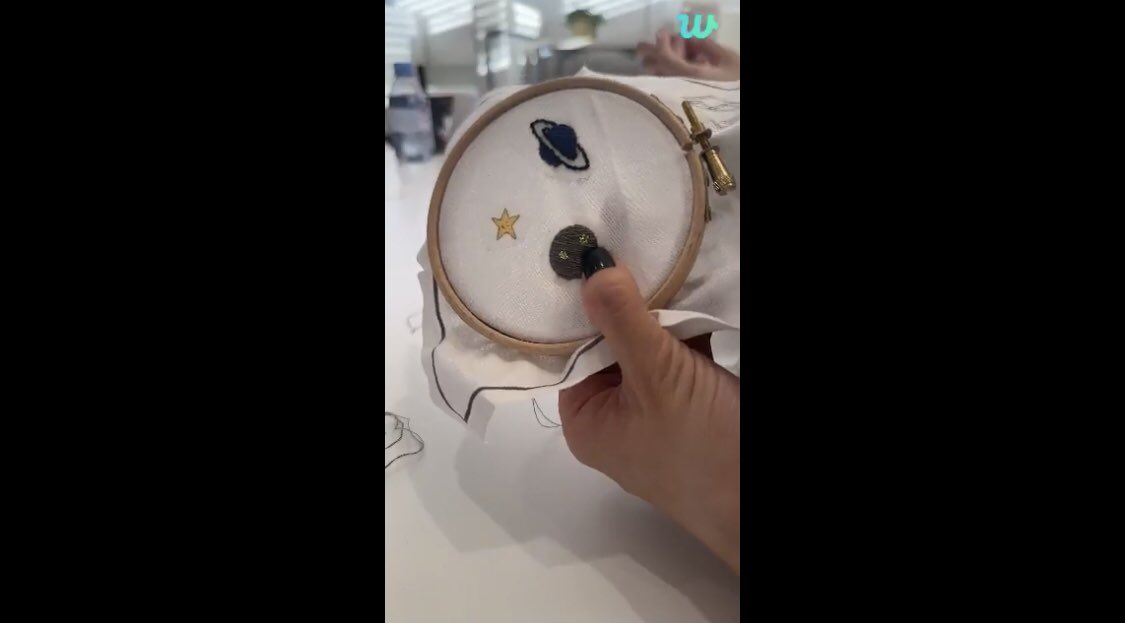 BLACKPINKGLOBAL's tweet image. #ROSÉ 🫱🏻‍🫲🏼 #LISA embroidery 101 🧵🪡

@BLACKPINK