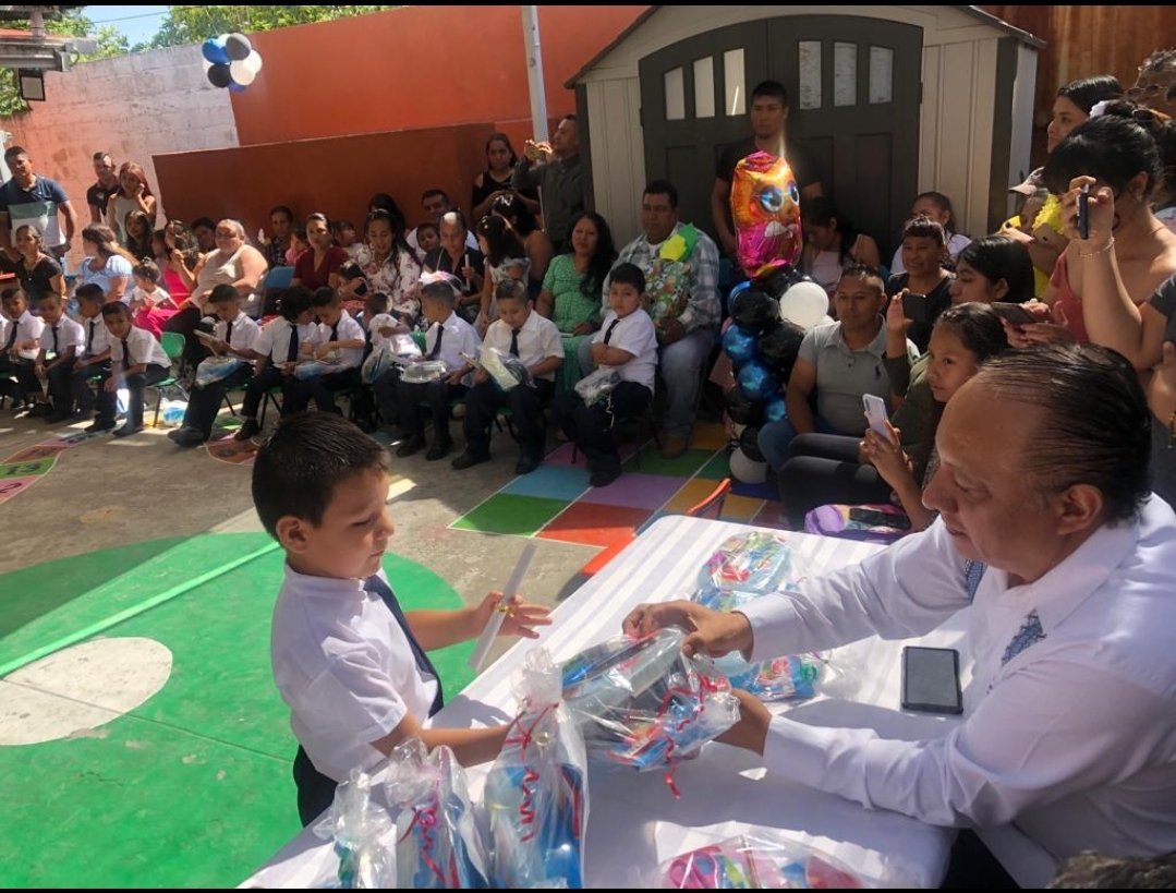 gallardolpzalex's tweet photo. En representación del Diputado @BetoSanchezOrt acudí a la clausura de generación de 40 alumnos del PreEscolar "Rayito de Sol" de la Col. Las Flores de Xochitepec, #Morelos 
#educación #preescolar #Morelos #niñez https://t.co/vIQyRrEzHt