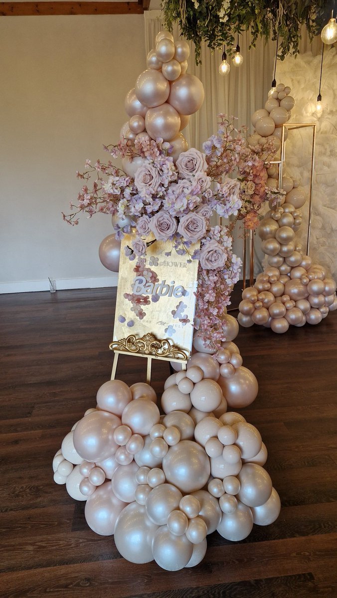 Absolutely beautiful set up created by me and the girls at A lesson in luxury/ALIL content day Saturday 🥰
Our theme was a bridal shower and this is what we created 🩷

#luxuryballoons #balloondisplay #bridalshower #balloonartist #floraldisplay