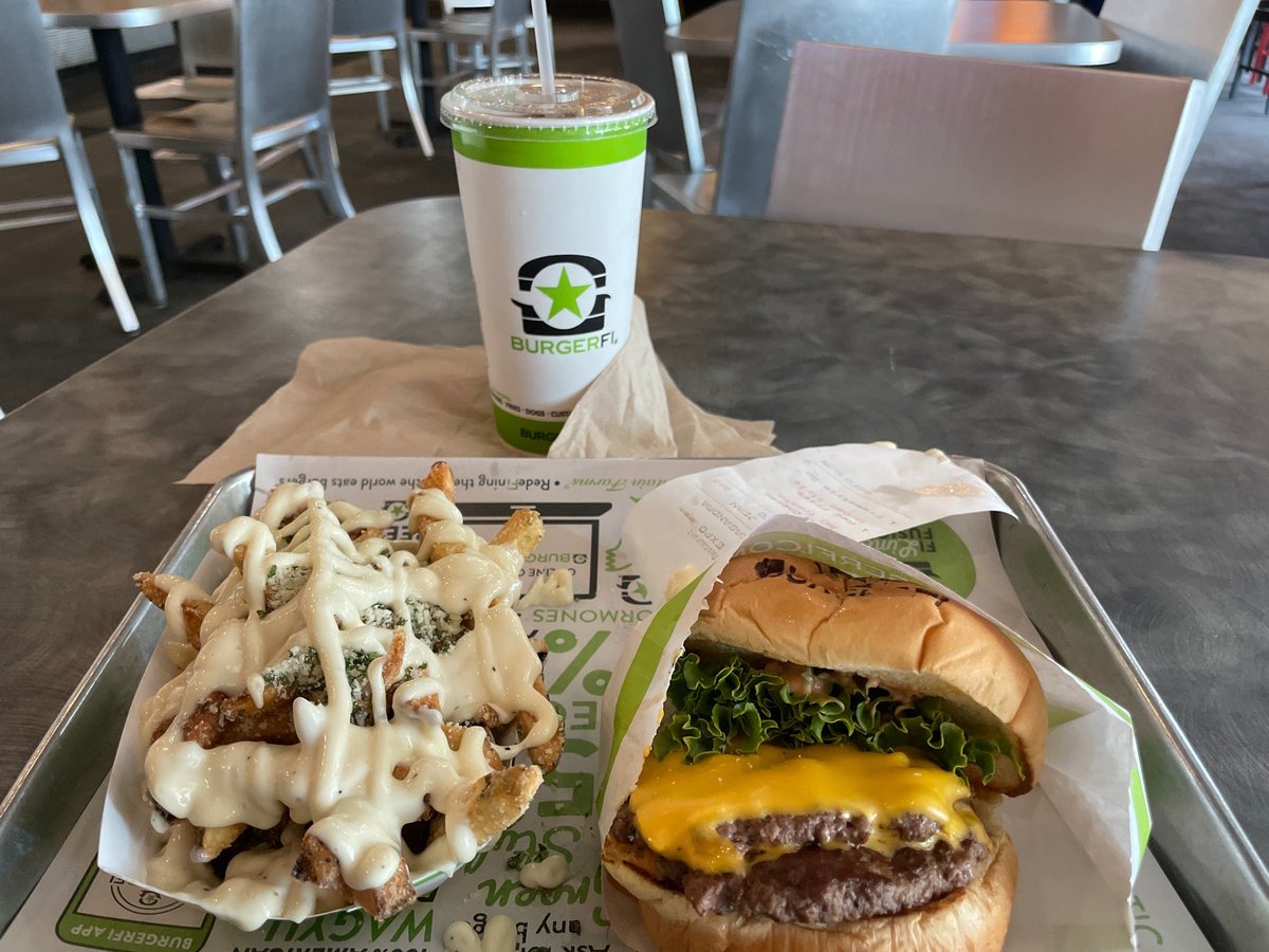 JeanMiller14's tweet photo. $3.00 cheeseburger day with purchase of a Freestyle drink. (at @BurgerFi in Tampa, FL) https://t.co/9BzaaRz6p3 https://t.co/DXWzXiepuK