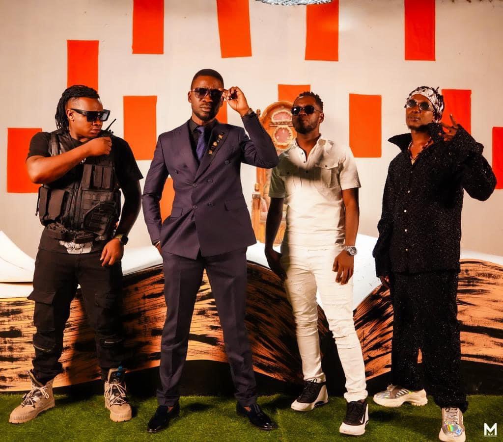 One_PiusJadwar's tweet photo. Now playing “Labisa” by @HEBobiwine ft Nubian Li , @ZexBilangi , A Fefe buusi wo and Sizza live on 88.6 Hoima FM! Labisa mulisa kabisa💃 https://t.co/Q9vcertQnp