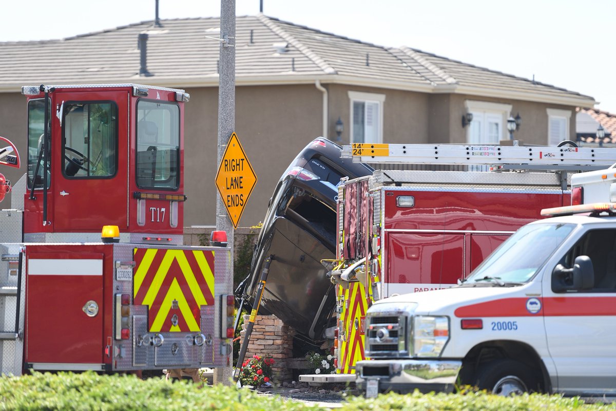 Michael_Nevin's tweet photo. Riverside County Fire/ CAL FIRE Handling a Rescue and Medical Air Transport in Eastvale, CA 4.29.23 @CALFIRERRU @CAL_FIRE  @CityEastvaleCA https://t.co/FyDL6iBofJ