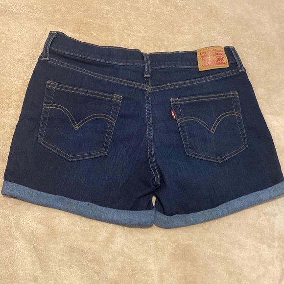 ShinyOldHide's tweet photo. So good I had to share! Check out all the items I'm loving on @Poshmarkapp #poshmark #fashion #style #shopmycloset #verabradley #brooks #levis: https://t.co/ef9eN9zwHP https://t.co/Ii9dBMjxvN
