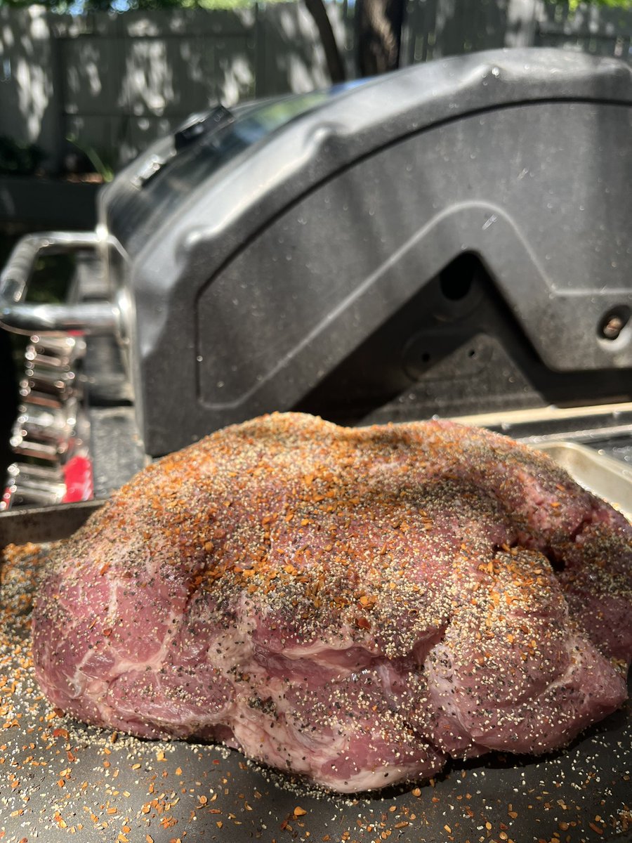 Shawizme's tweet photo. @NoContextHumans Smoking pork butt yesterday 
#smokemeatnotmeth https://t.co/yIDMgJ4FhO