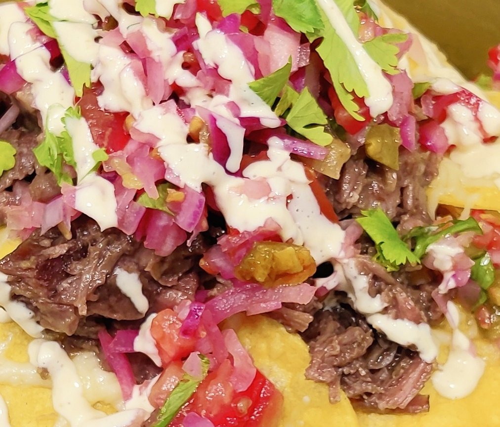 elretrogusto's tweet photo. La foto no le hace justicia ni de palo. Pero ahí van, los natxos del verano del retro. Desde este jueves, pidiendo unos #Ignatius tendréis: totopos caseros, carrillera guisada, pico de gallo, cilantro (yo le pondría más 💚) y crema de lima y jalapeño. https://t.co/WR5ZxI3Giq
