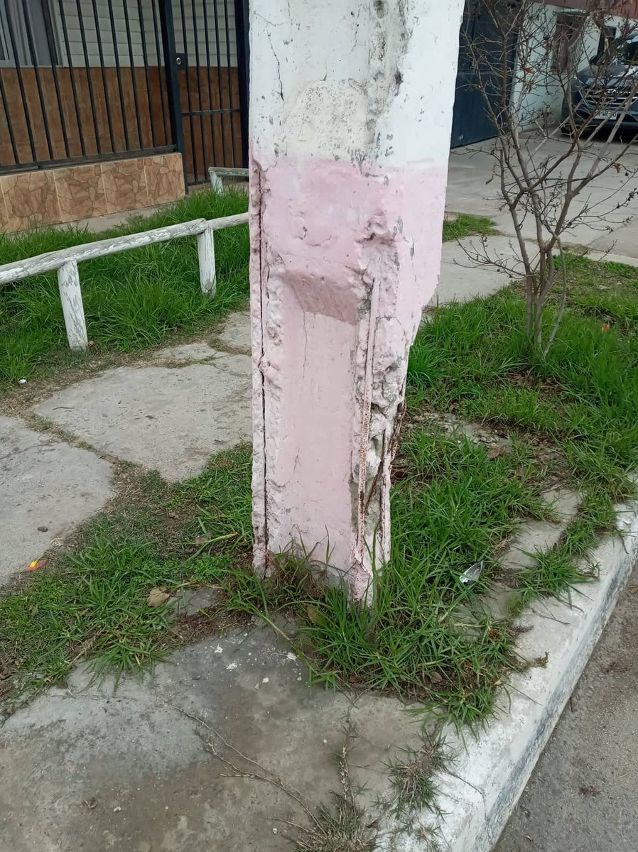 vsinantenas's tweet photo. @Chilquinta600 , en calle O"higgins N° 240 ,Villa San Antonio,La Calera hay un poste en muy malas condiciones , si se fijan en las fotos los cables en el arbol son los que practicamente lo afirman de posible caida https://t.co/01RhMbIgpF