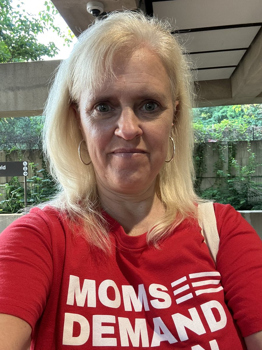 Spent a summer day advocating for the reinstatement of the Assault Weapons Ban on behalf of @momsdemand and @LivesRobbed. Visited over 100 offices of members of Congress!!