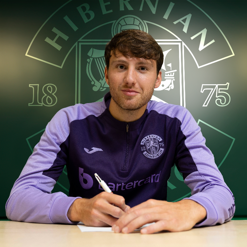 HibernianFC's tweet photo. Riley Harbottle is a Hibee! 🖊️

The 22-year-old centre-back arrives on a permanent deal from Nottingham Forest ⚽️📝

Welcome, Riley! 💚