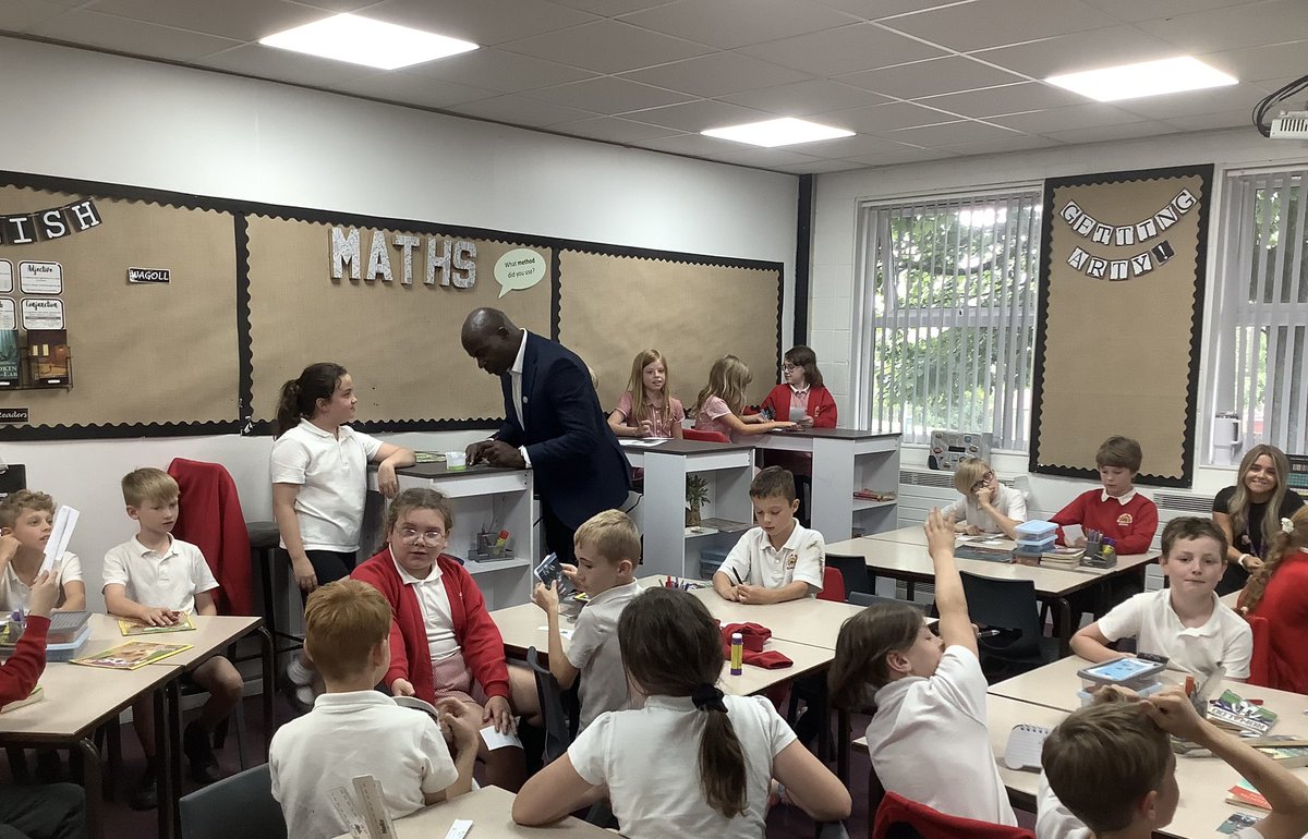 MillbrookWigan_'s tweet photo. Martin Offiah came to visit Millbrook today with Wigan Warriors. He looked at how we focus on eco and sustainability. We talked to him about our bee project, our vegetable area as well as our enterprise coffee shop #makingconnections, #costains @WiganWarriorsCF #mbpshce #mbpe 🤩 https://t.co/umPsvr3ABN