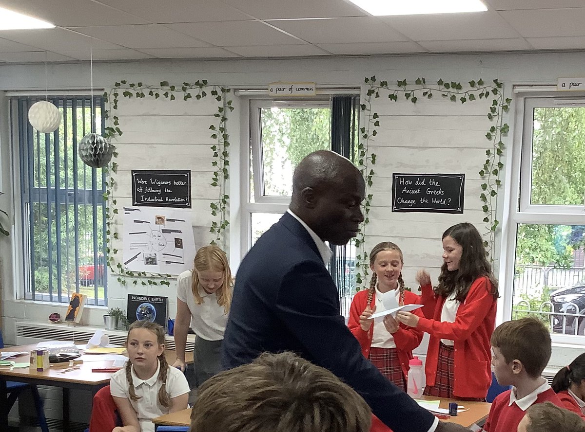 MillbrookWigan_'s tweet photo. Martin Offiah came to visit Millbrook today with Wigan Warriors. He looked at how we focus on eco and sustainability. We talked to him about our bee project, our vegetable area as well as our enterprise coffee shop #makingconnections, #costains @WiganWarriorsCF #mbpshce #mbpe 🤩 https://t.co/umPsvr3ABN