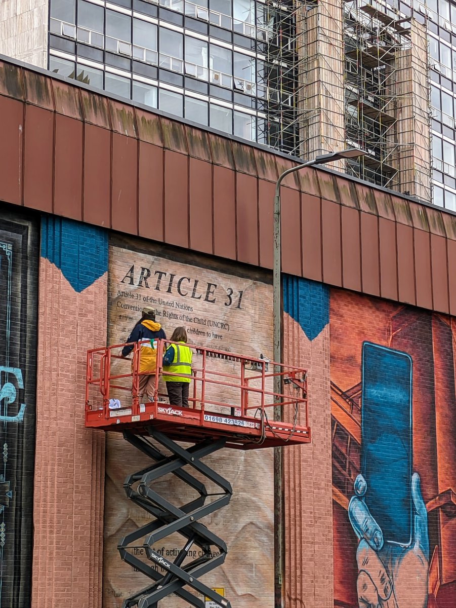 UNCRC mural underway, a stone's throw from <a href="/CYCJScotland/">CYCJ Scotland</a> for some inspiration on the commute 😅💪