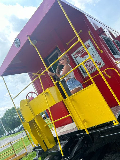 How I take trains nowadays 🚂😂 https://t.co/QMGbTSUC2v<a href="/tag/bikinicompetitor"class="tags"><span>#bikinicompetitor</span></a><a href="/tag/10weeksout"class="tags"><span>#10weeksout</span></a><a href="/tag/truenovice"class="tags"><span>#truenovice</span></a>