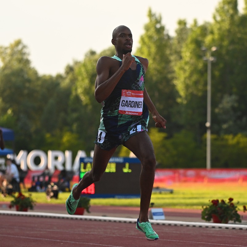 WorldAthletics's tweet photo. 43.74❗

@SpeedyStevie strikes with world 400m lead in Szekesfehervar.

#ContinentalTourGold