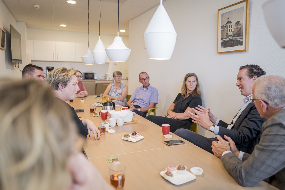 Voor een goede afspiegeling van de samenleving, moet je bij de huisarts zijn. Daar komt bijna iedereen. Wethouders brachten vandaag een werkbezoek aan Gezondheidscentrum De Klokkenbelt. Gekeken wordt hoe we elkaar nog beter kunnen vinden in de samenwerking rond zorg en preventie.