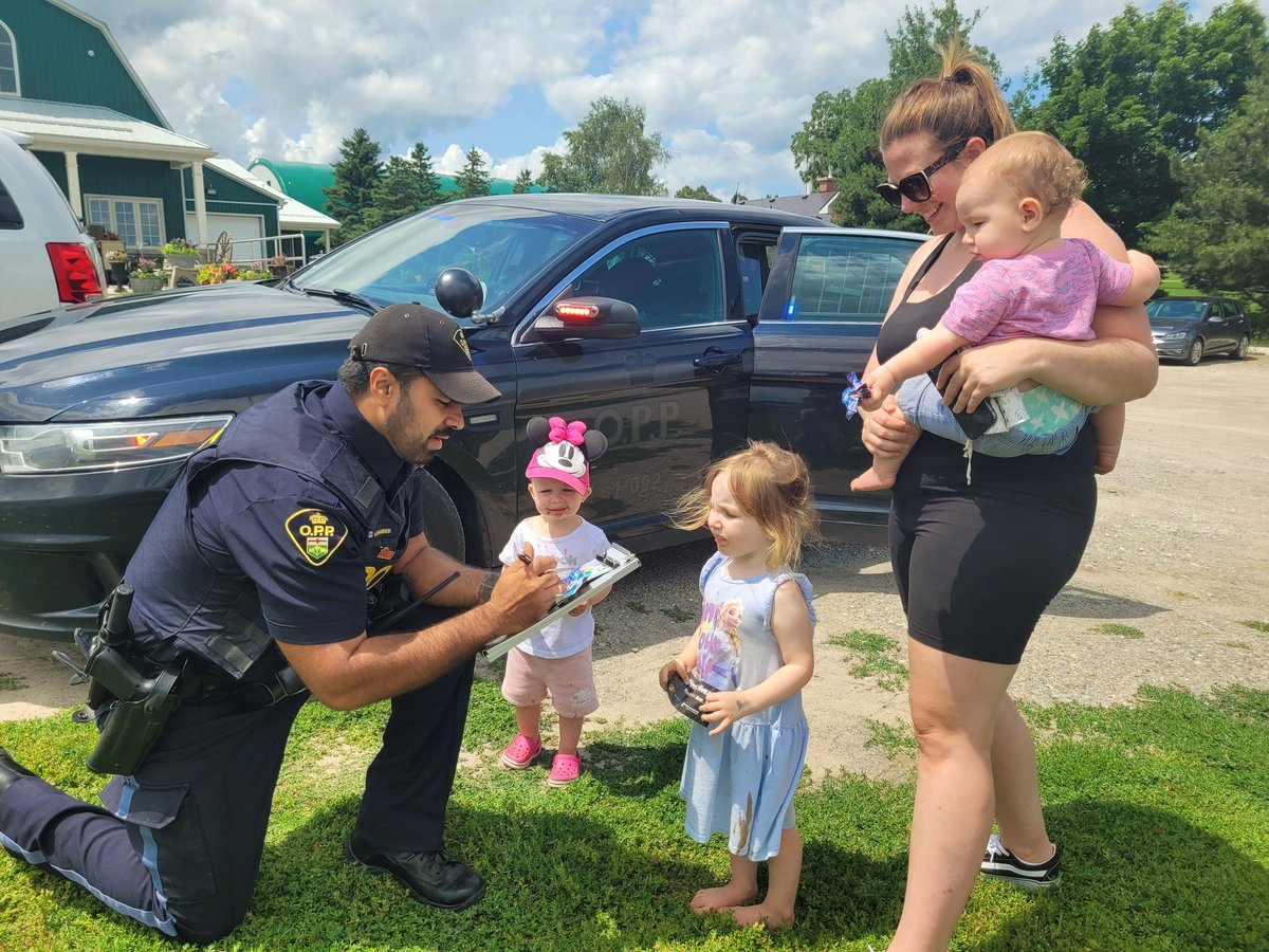 OPP_CR's tweet photo. #NottyOPP officer PC. Bhamber issued #positivetickets to this young lady for helping her family/friends at the farm. She'll be able to enjoy a free froster from Circle K ^bb
@adjtostwp
@NewTecumseth
#CommunityEngagement https://t.co/y6AFVtNKaN