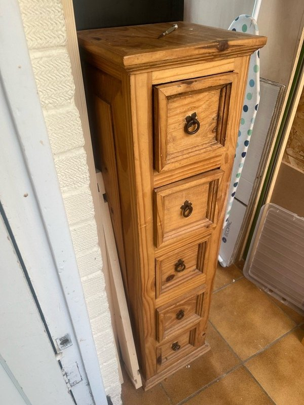 FreegleCroydon's tweet photo. OFFER: tall CD type 4 drawer unit (Purley) https://t.co/7EF3iF0i9D https://t.co/8LHcvP6I1s