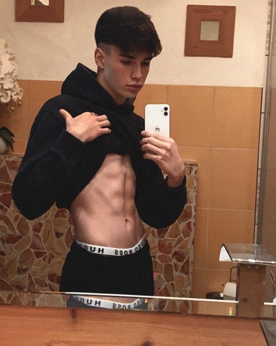 QuentinMar43763's tweet photo. It's usually hiding in my pants 😈
#Fitness yes or no? https://t.co/ULmKkyCbxY