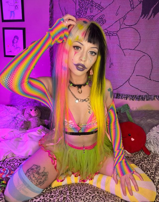 Who needs some clussy? 🍌🌈✨💚 https://t.co/3T7cVOA36Y
