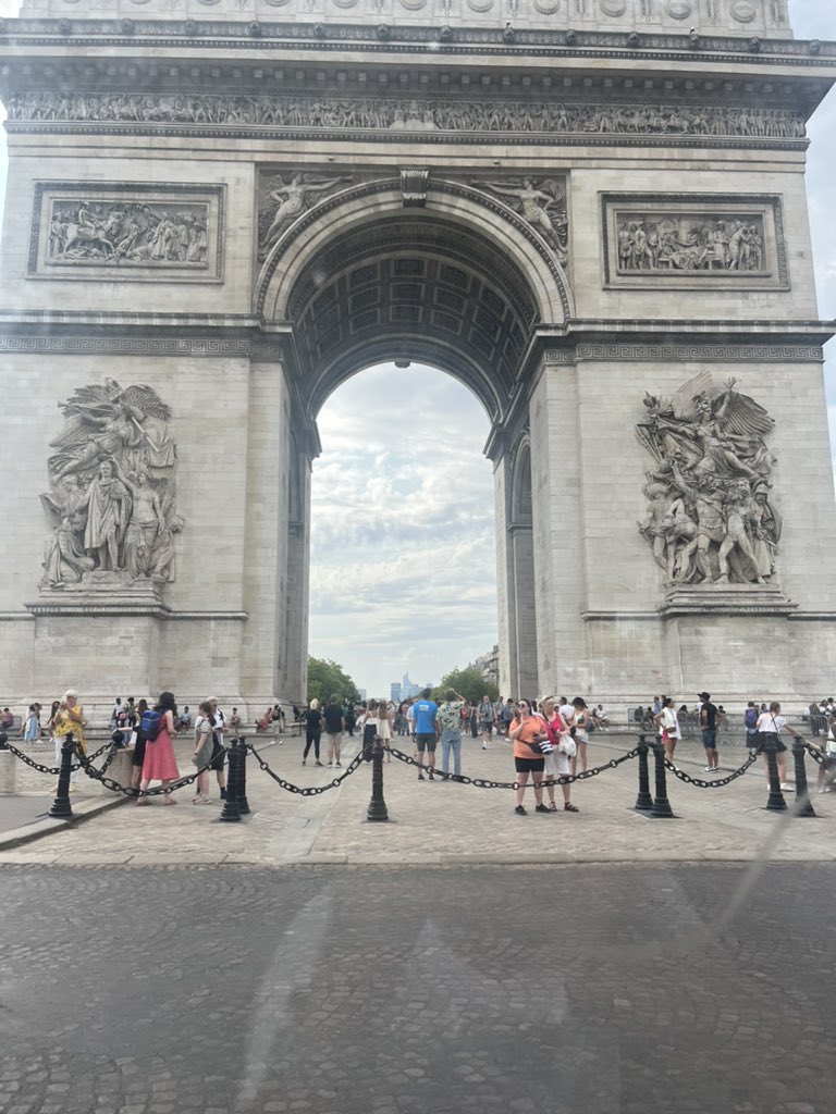 Day 2 over and out! Been a hot one in Paris 🌞🇫🇷Eiffel Tower ✅ River Seine ✅ Arch de Triumph ✅ Champs de Elysses ✅ and pasta for tea! Mr Morton loves a selfie 🙈