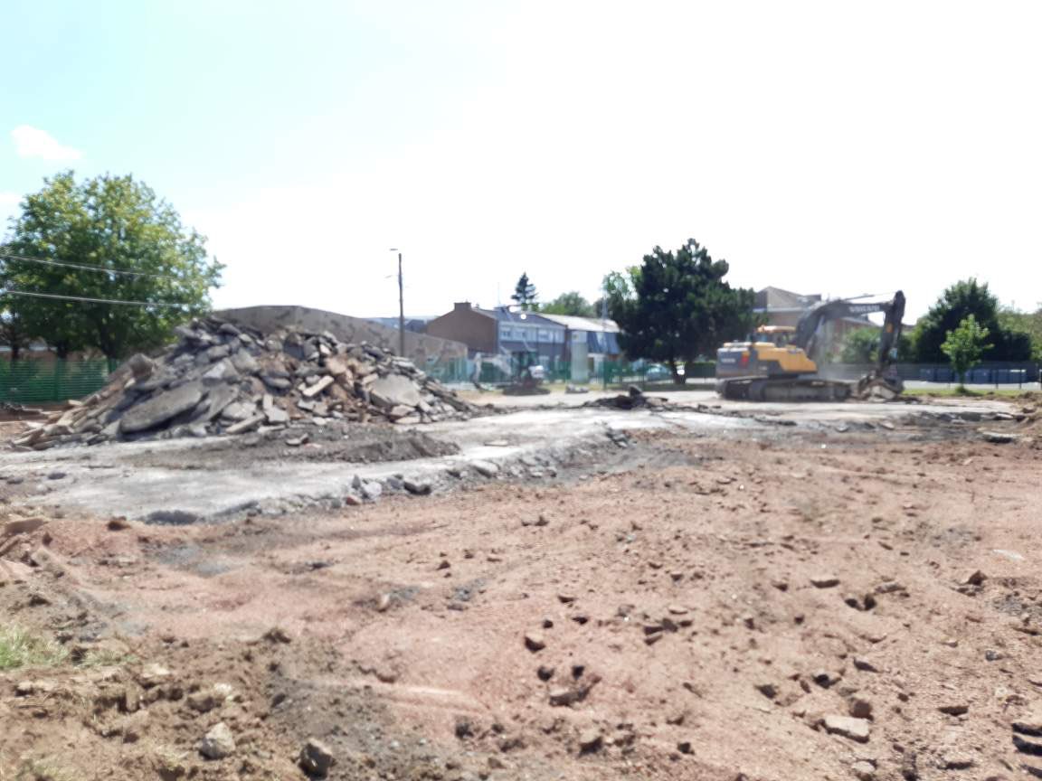 ocaremelle's tweet photo. Que chacun se rassure, l’école Blum et celle de Bert ne craignent  rien. Mais nous végétalisons comme convenu leur cour! Plus de 200000 euros d’investissements ! Et l’an prochain 2 nouvelles cours! @DelphineBlas @jclipovac @rvicot @LucasWacrenier @ch_brun @VDNLille https://t.co/gY7xp6olCl