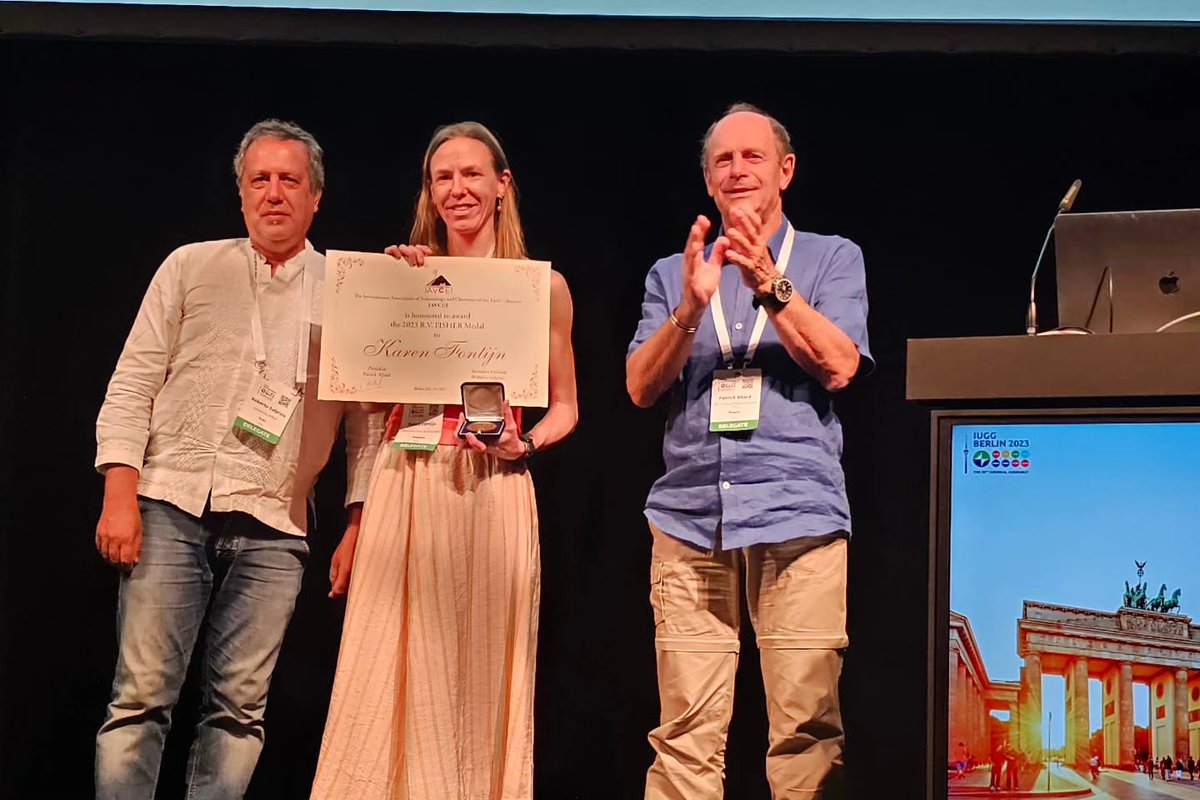 IAVCEI_official's tweet photo. The winner of the FISCHER MEDAL Is KAREN FONTIJN. Laudator: Sam Poppe 🤗🌋 https://t.co/pxImijk5fF