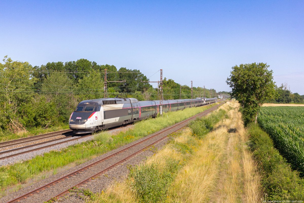 fanta931's tweet photo. UM de TGV réseau 536 et 535 assurant le 5521 Metz Montpellier St Roch passant à Sennecey le grand le 8 Juillet 2023
#sncf #tgv #inoui #photosncf @SNCFVoyageurs https://t.co/CaTIx0Htum
