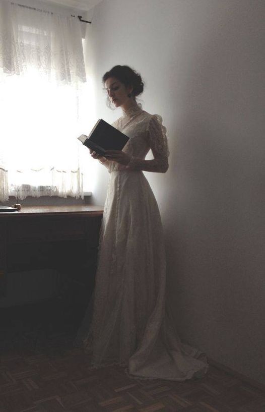 Estudia la Escritura mujer, para que no abraces ideologías que te venden libertad pero sólo te esclavizan. 

Sé casta mujer, para que no caigas en manos de hombres perversos que te valoren sólo por el sexo y desvirtúan tu alma.

Viste con modestia mujer, no para sentirte más