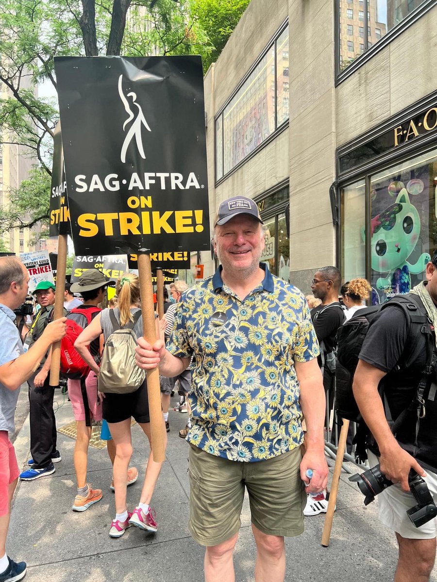 sagaftra's tweet photo. 👏✊🪧 https://t.co/LExNICPugZ