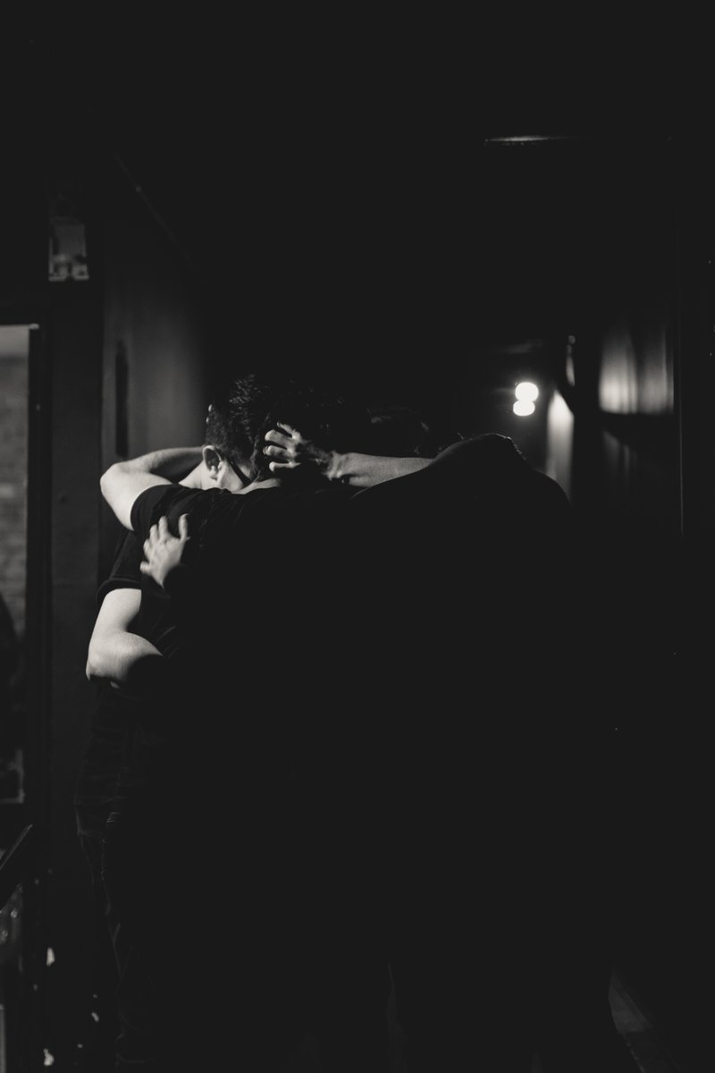 El cariño que todas las bandas se deben tener al subir al escenario!!!

Foto por <a href="/leovasquez3/">lvlemus</a> antes de salir a tocar en La Batuta en Septiembre de 2022.