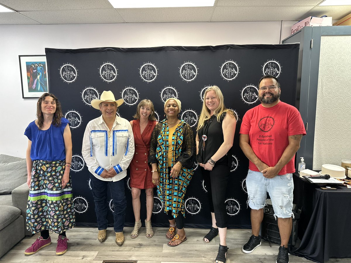 keithmccradyTO's tweet photo. @marymargaretbey @ONTrillium chi-miigwetch for coming to the Launch of the 2-Spirit Resource Guide https://t.co/5LThJ3RPQk https://t.co/3zwI7sqm9g