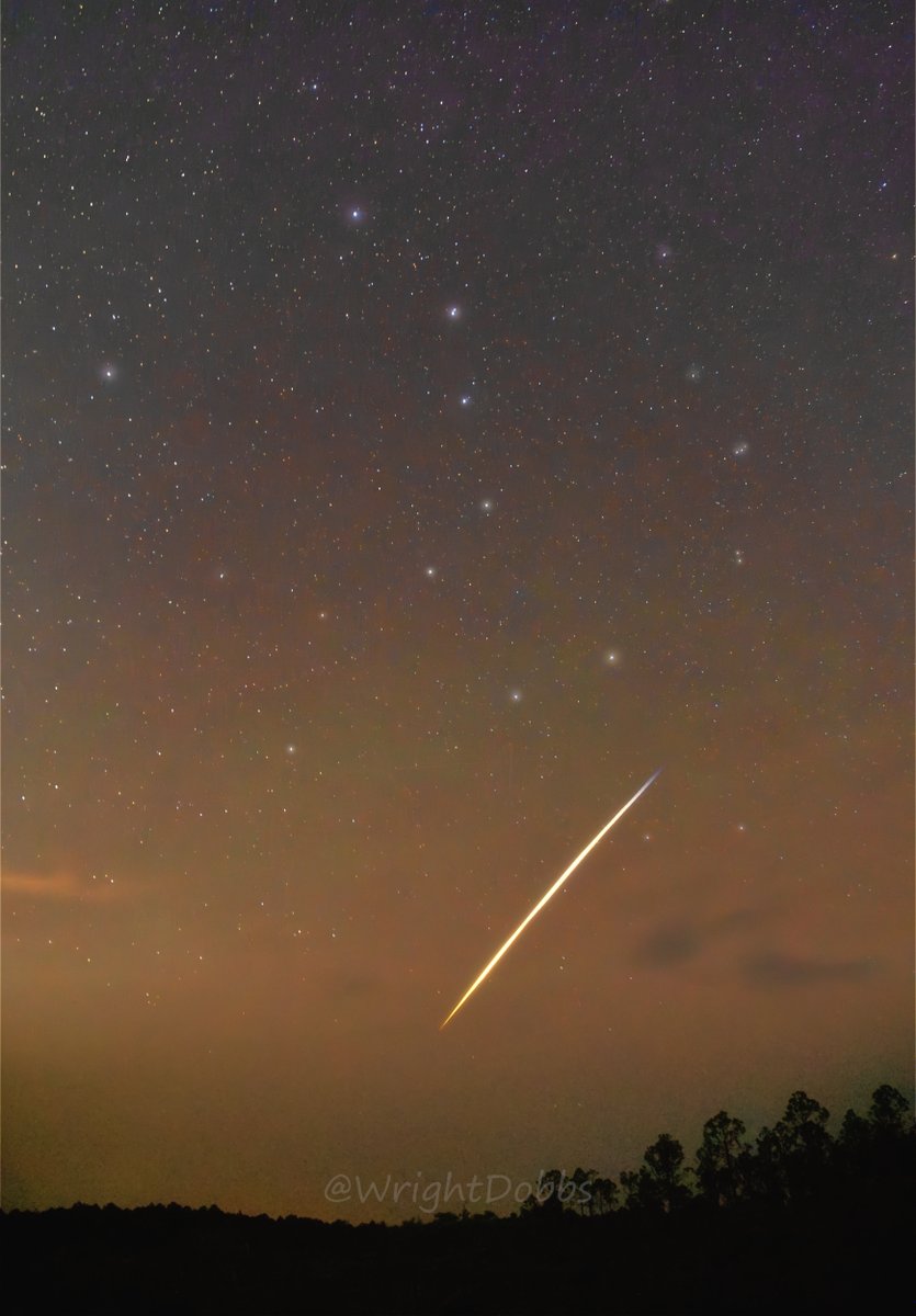 You never know what you'll see when stargazing! Was photographing the Big Dipper in #Florida last night and about 3 mins after I started, a train of #Starlink sats from the most recent launch appeared on the horizon. Got this 3 img composite of their pass! 

#FLwx #SpaceX @spann https://t.co/oPNlh1v18R