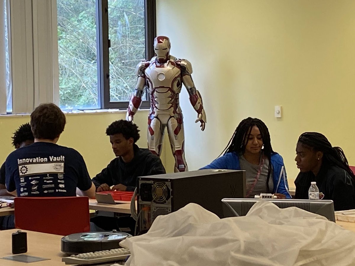 FRC6936's tweet photo. At Central State University we got to demonstrate FIRST and STEM to various middle schoolers and high schoolers. With activities like making infinity mirrors, and building Lego robots! https://t.co/UKS0DCZlXC