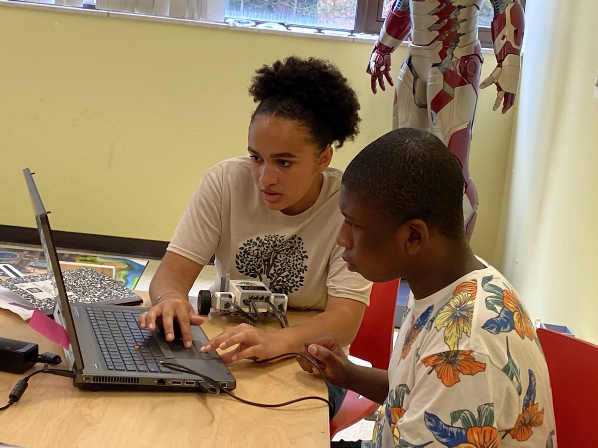 FRC6936's tweet photo. At Central State University we got to demonstrate FIRST and STEM to various middle schoolers and high schoolers. With activities like making infinity mirrors, and building Lego robots! https://t.co/UKS0DCZlXC
