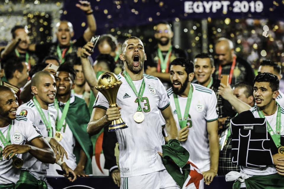 قبل أربع سنوات من الآن وفي مثل هذا اليوم توج المنتخب الجزائري🇩🇿ببطولة كأس أفريقيا 😍🤩القادم أفضل بإذن الله والنجمة🥇🥇🥇الثالثة في كوت ديفوار إن شاء الله 🇩🇿💪🇩🇿💪 @LesVerts