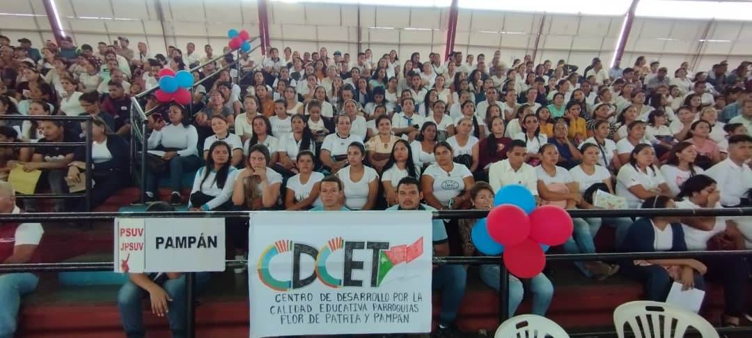 notieducatetru's tweet photo. #18Jul• Autoridad Única de Educación entregó, en nombre del Gobierno Bolivariano, 2.106 credenciales al personal nuevo ingreso del MPPE de los ejes Capital y Metropolitano. 

#CuadrantesPorLaVidaYLaPaz @NicolasMaduro @_LaAvanzadora @Gerardo4fPsuv @MPPEDUCACION @Mippcivzla https://t.co/11WscDvB6T