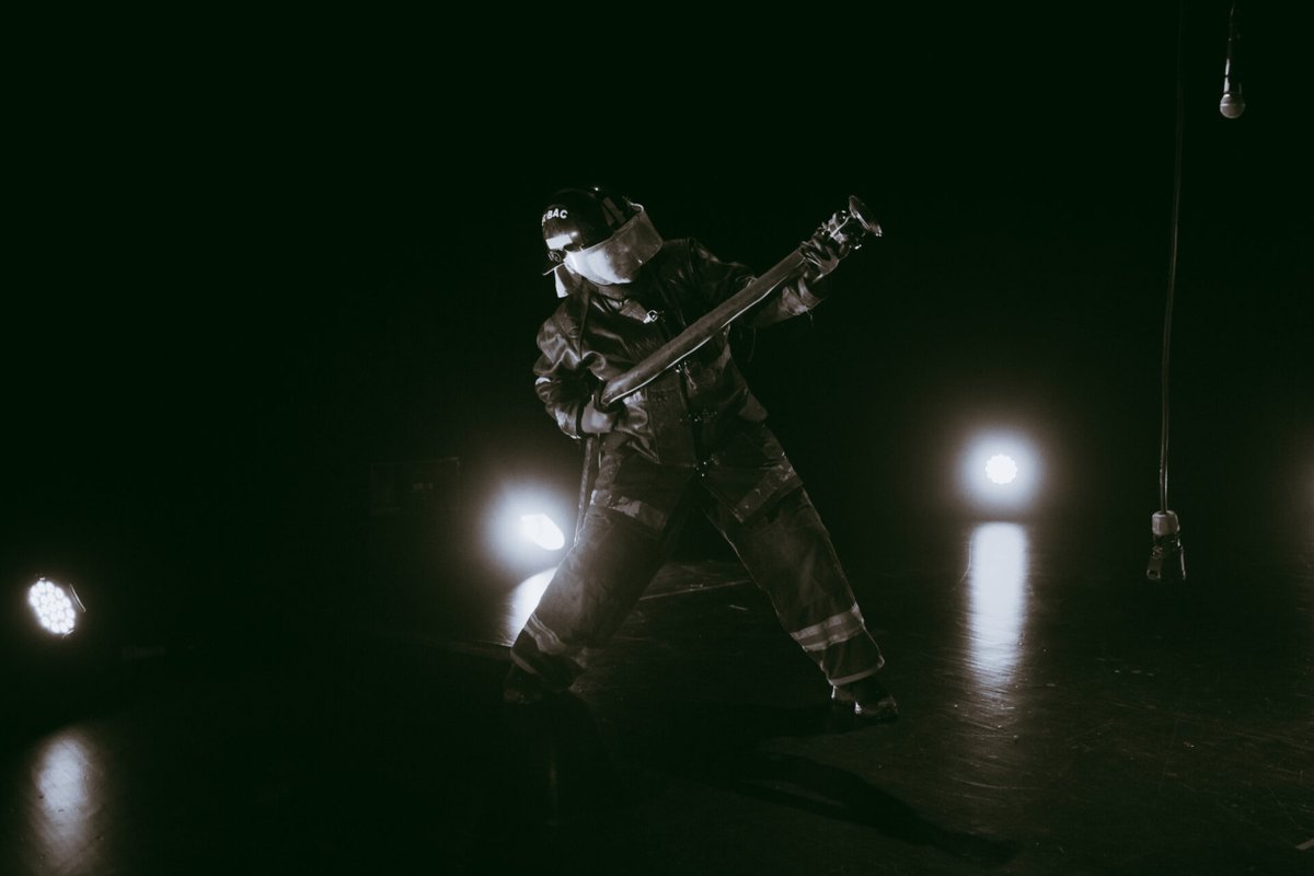TEATRO MORI BELLAVISTA @teatromori
📣 Yo Duelo
📆 Del 13 al 23 de julio. De jueves a domingo. Jueves a sábado 20.30 hrs, Domingo 20.00 hrs
🎟️ Entradas: General $8.000 | Est. y 3era edad $4.000
📌 Ficha Artística: Dirección: La Gaviota Podcast – Patricia Cabrera y Oscar Oviedo