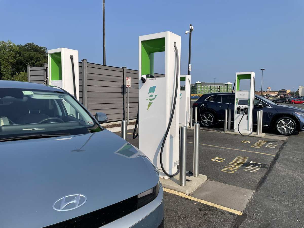 JRichVA's tweet photo. @RateYourCharge Fredericksburg VA @ElectrifyAm Successful charge after having to move due to car using first one I tried, from the other side (theirs #4 stuck on boot)EA app shows all 4 online with one derated to 50kw 1&amp;3 work great #2 had a black screen w broke cable holster. https://t.co/5BfW4XcmyB