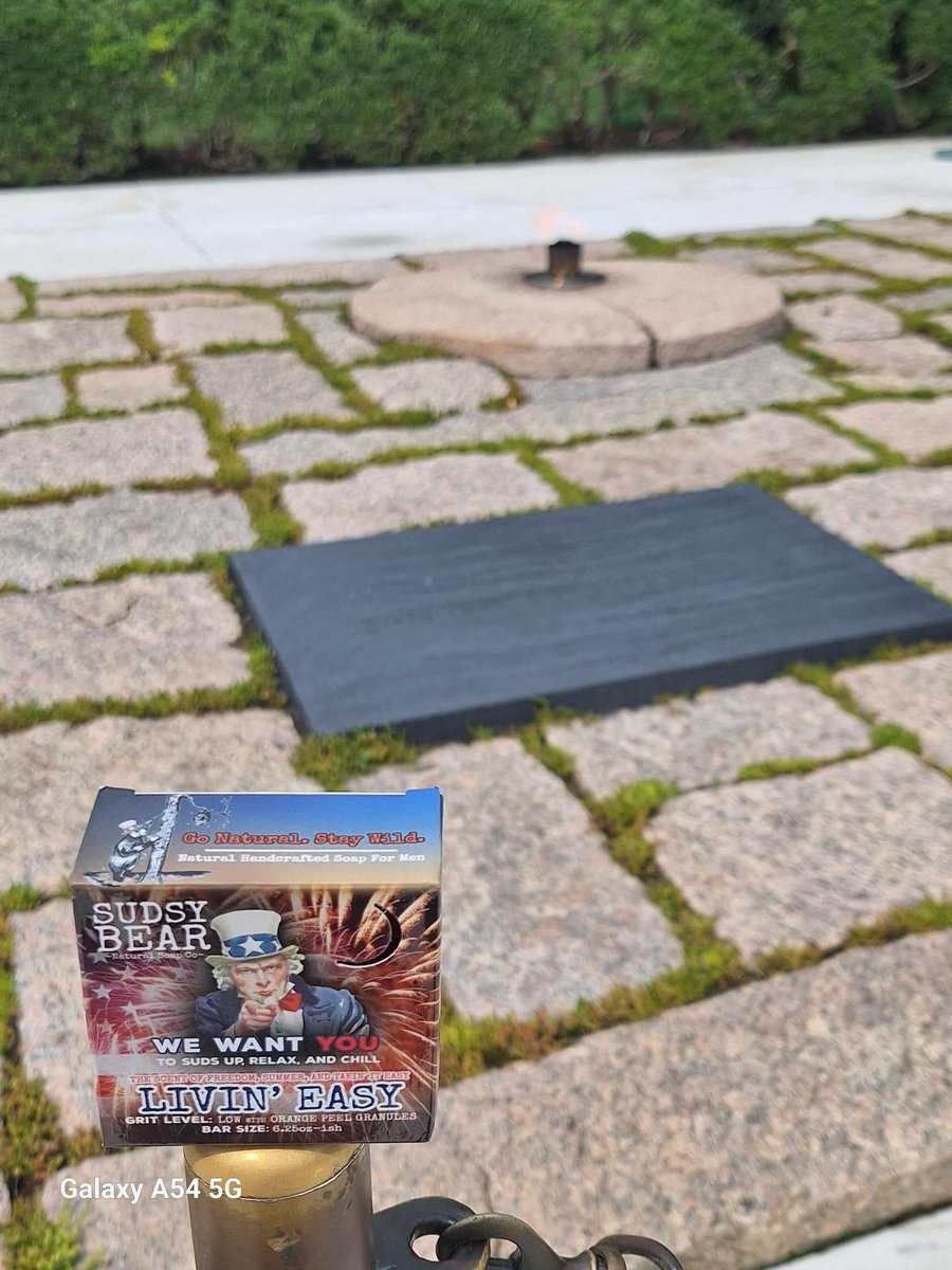 Jdharper86's tweet photo. Pretty cool photo a customer took at the grave of JFK @ Arlington National Cemetery.

📸 Allen Yenni https://t.co/ZOkvOjL8A5