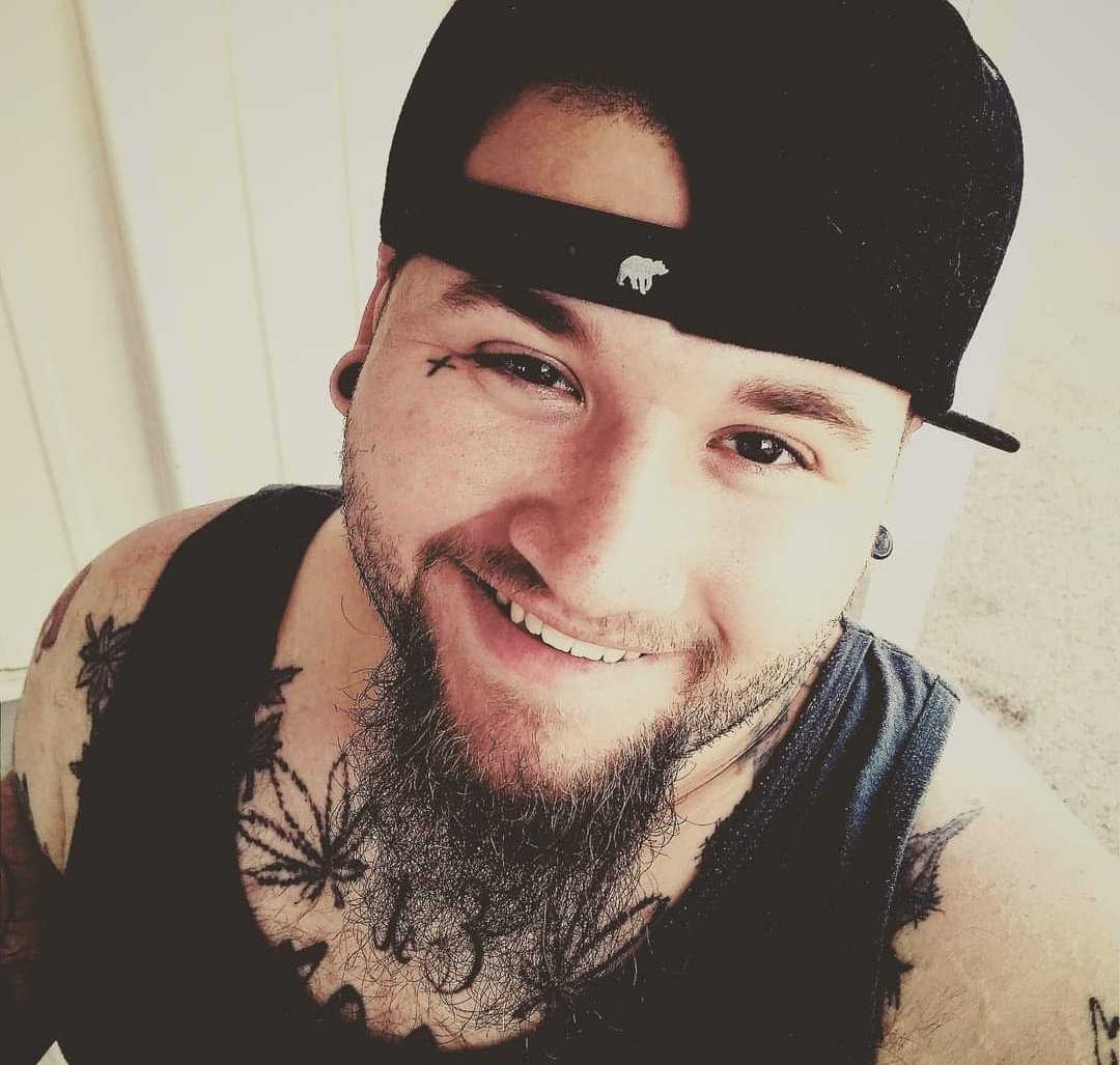 TheJokersVIBE's tweet image. I'm live over on Kick who's coming to hang out with you're boy not gonna lie 20 gifted might make me do the truffle shuffle LOL 

kick.com/JokersVIBE

This pic is before I had face tattoos 😆 🤣