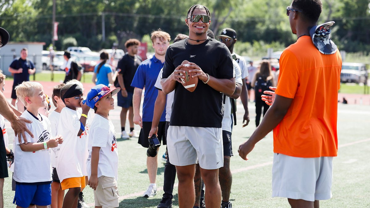 ChicagoBears's tweet photo. How can you not love this guy? https://t.co/DUbeIFGGsR