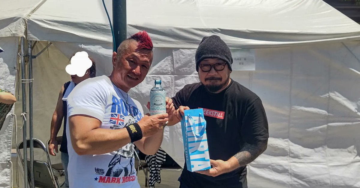 ieda57crazy's tweet image. 先日の甲府でのイベントの時、丹波山村に行った時にお世話になってる、甲州市のクラフトジンの蒸留所の岸川さんが、わざわざ甲府まで会いに来て下さった！
そして間もなく発売されるミントのジンを3本もプレゼントで置いていってくれたよ！
岸川さん本当にありがとうございました。
#GEEKSTILL