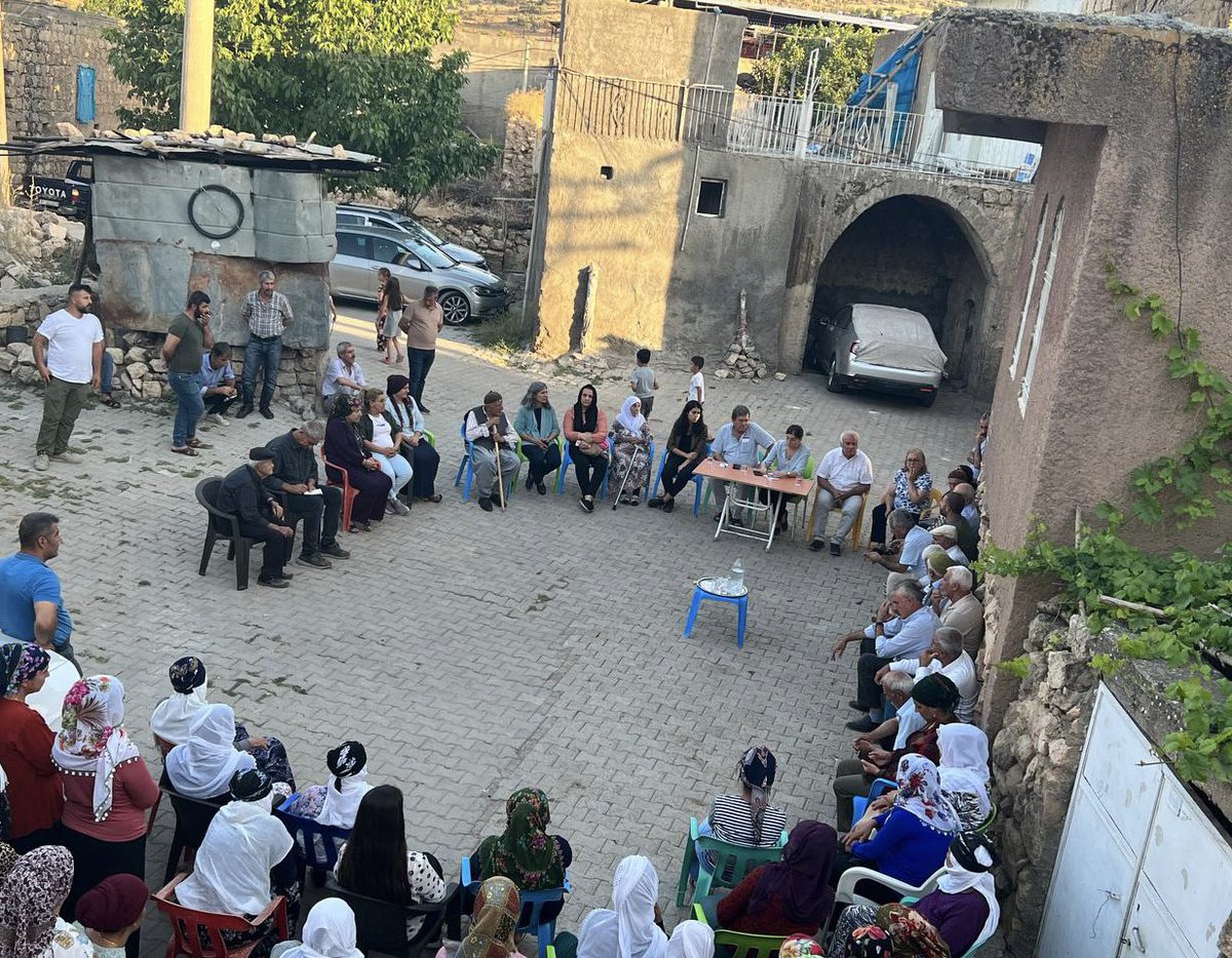 BeritanGns's tweet photo. Em îro li #Elfan’a Stewrê bûn.
Rexne û pêşniyazên gelê me rêya me ronî dikin. Em ê bi van rexne û pêşniyazan xebatên xwe bimeşînin.
#CivînênGel
#Stewr https://t.co/0A91YOxkdC