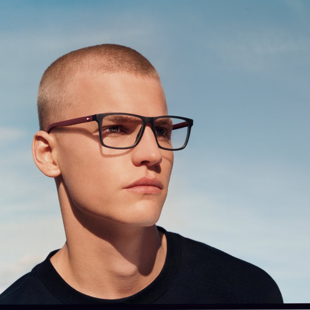 🚨 Novedad 🚨
Diseño de marca hecho sencillez. Pasa de las clásicas lentes rectangulares a otro nivel con esta montura negra azabache de Tommy Hilfiger. Nos encantan sus patillas en rojo oscuro que contrastan con el logo de la bandera de Tommy. 🔗 fal.cn/3zZyx