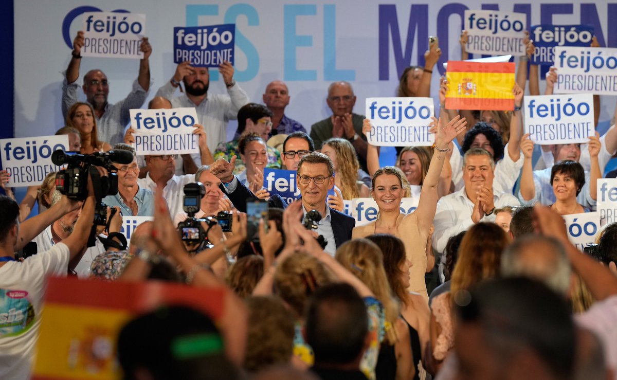 NunezFeijoo's tweet photo. 🗳 El #23J se vota bloqueo o Gobierno.
🗳 Sanchismo o cambio.
🗳 Peajes para formar Gobierno o un Gobierno de mayorías.

🔵 #VotaPP para poner fin al sanchismo y tener un Gobierno fuerte, que sólo se deba a los intereses de los españoles.

#SomosLaSolución https://t.co/eQdzGsiLZl
